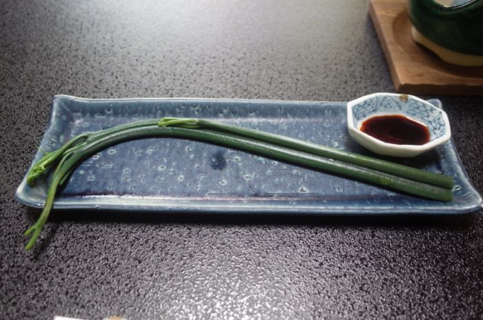 秋田の郷土料理の料亭で、わらびのモグモグ食べ！
