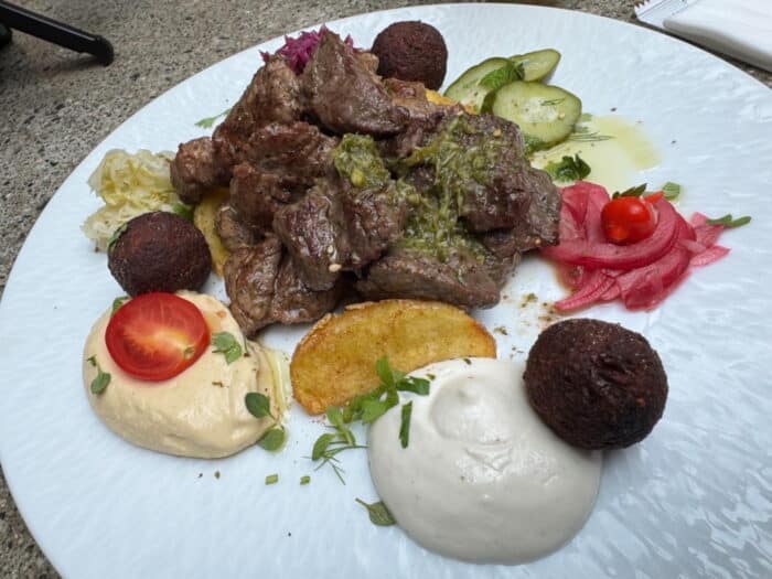 朝８時から楽しめるレバノン料理