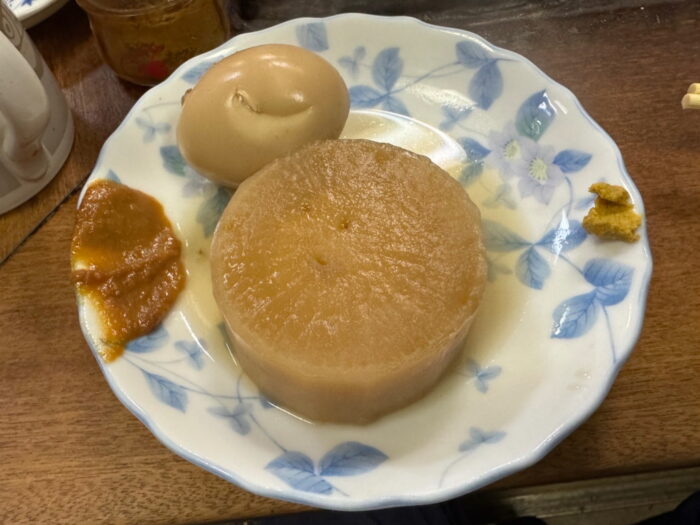 創業65年の老舗食堂のホルモンそば