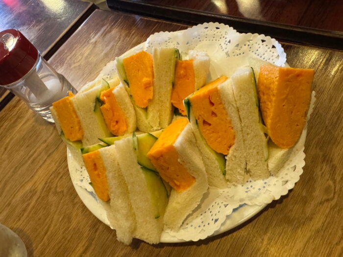 玉子サンドにカレールーをディップ!?