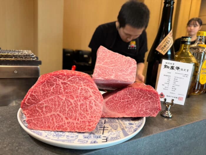 寿司屋のようにカウンターで楽しむ焼肉
