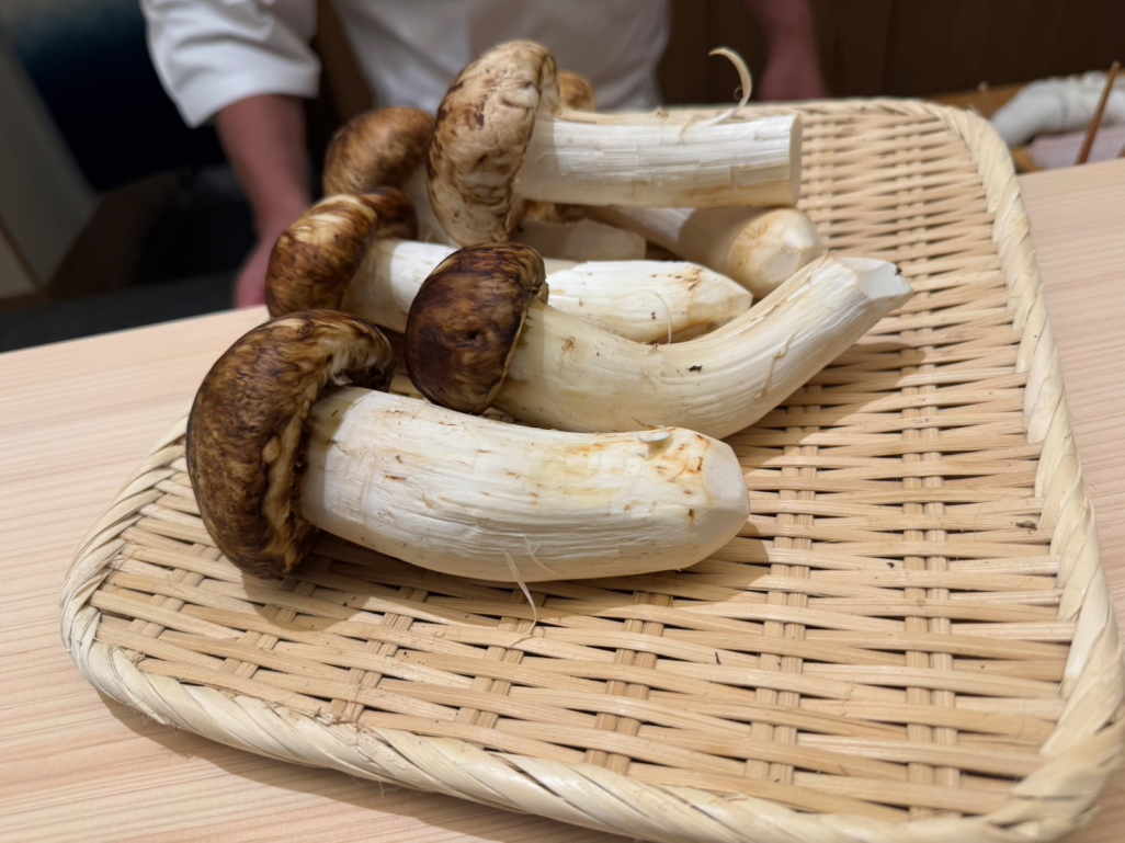 産地別の松茸を食べ比べ